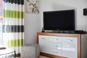 Wohnzimmer - TV mit Heimkinoanlage